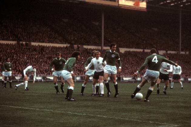 Francis Lee (England, Mitte) gegen Franz Beckenbauer (2.v.re.), Paul Breitner (li.) und Hans Georg Schwarzenbeck (alle BR Deutschland, re.) Fußball EM Herren EM 1972, Nationalteam, Viertelfinale, Länderspiel, Hinspiel, Nationaltrikot Gruppe London Dynamik, Überlegenheit, Fußball EM Herren EM 1972, Nationalteam, Viertelfinale, Länderspiel, Hinspiel, Nationaltrikot Gruppe London Dynamik, Überlegenheit,