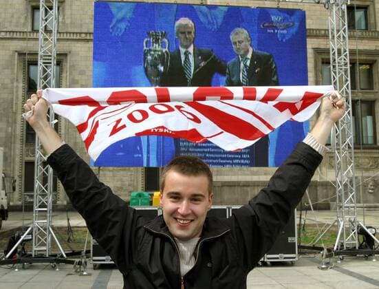 Ein polnischer Fan jubelt über den Zuschlag für die Euro 2012 an Polen und die Ukraine -  (EN00135481014) Fußball EM Herren Vorschau 2007, Euro 2012, Einzelbild Warschau Freude, Fußball EM Herren Vorschau 2007, Euro 2012, Einzelbild Warschau Freude,