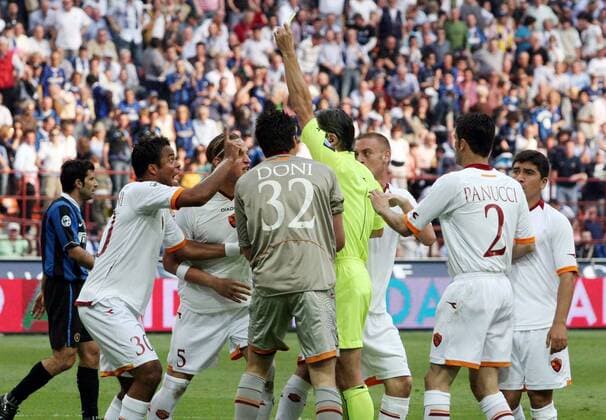 Spieler des AS Rom protestieren heftig gegen eine gelbe Karte durch Schiedsrichter Trefoloni, u.a. mit Mancini (li.) -  Fußball Herren Serie A 2006 2007, 1. Italienische Liga, AS Rom, Roma Gruppe Mailand Wut, Verzweiflung, Enttäuschung, Fußball Herren Serie A 2006 2007, 1. Italienische Liga, AS Rom, Roma Gruppe Mailand Wut, Verzweiflung, Enttäuschung,