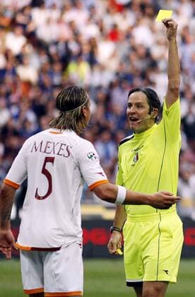 Schiedsrichter Matteo Trefoloni verwarnt Philippe Mexes (AS Rom) -  Fußball Herren Serie A 2006 2007, 1. Italienische Liga, AS Rom, Roma Gruppe Mailand Überlegenheit, Fußball Herren Serie A 2006 2007, 1. Italienische Liga, AS Rom, Roma Gruppe Mailand Überlegenheit,