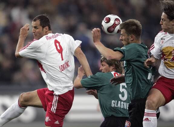 Vratislav Lokvenc (Salzburg, li.) gegen Oliver Glasner (2.v.li.) und Bozo Kovacevic (2.v.re., beide Ried) -  Fußball Herren Tmobile Bundesliga 2006 2007, 1. Österreichische Liga, SV Red Bull Salzburg - SV Josko Ried, RedBull Gruppe Salzburg Dynamik, Fußball Herren Tmobile Bundesliga 2006 2007, 1. Österreichische Liga, SV Red Bull Salzburg - SV Josko Ried, RedBull Gruppe Salzburg Dynamik,