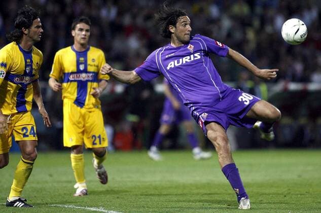 Luca Toni (AC Florenz, re.) am Ball, Fernando Couto (Parma, li.) schaut zu -  Fußball Herren Serie A 2006 2007, 1. Italienische Liga, FC Parma - ACF Fiorentina 2:0 Gruppe Parma Dynamik, Fußball Herren Serie A 2006 2007, 1. Italienische Liga, FC Parma - ACF Fiorentina 2:0 Gruppe Parma Dynamik,