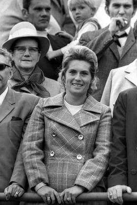 Ilka Seeler, Ehefrau von Uwe Seeler (BR Deutschland, Mitte) lächelt Fußball Länderspiel Herren Nationalmannschaft 1969, BRD Gruppe Wien Fußball Länderspiel Herren Nationalmannschaft 1969, BRD Gruppe Wien