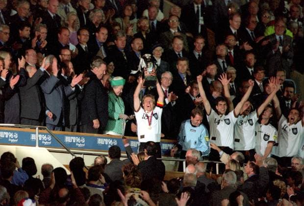 Deutschland ist Europameister 1996 - Jürgen Klinsmann präsentiert jubelnd den Coupe Henri Delaunay auf der Ehrentribüne, li. daneben Queen Elizabeth II. und UEFA Präsident Lennart Johansson (Schweden) Fußball EM Herren Euro 1996, Finale, Endspiel, Länderspiel, Nationalteam, Totale Emotionen London Freude, Begeisterung, Fußball EM Herren Euro 1996, Finale, Endspiel, Länderspiel, Nationalteam, Totale Emotionen London Freude, Begeisterung,