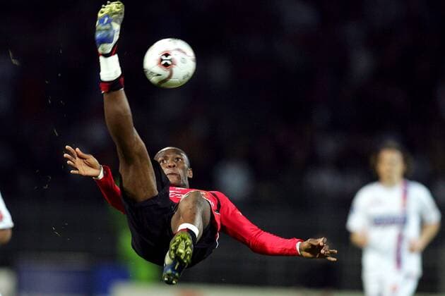 Stephane M Bia Etoundi (Rennes) - Fallrückzieher -  (pan19930) Fußball Herren Ligue 1 2006 2007, 1. Französische Liga, Stade Rennais Einzelbild Lyon Dynamik, Fußball Herren Ligue 1 2006 2007, 1. Französische Liga, Stade Rennais Einzelbild Lyon Dynamik,  