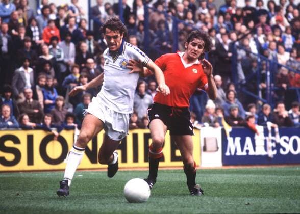 Joe Jordan (Leeds, li.) gegen Arthur Albiston (Manchester United) -  Fußball Herren English Football League First Division 1977 1978, One, 1. Englische Liga, ManU Gruppe Leeds Dynamik, Fußball Herren English Football League First Division 1977 1978, One, 1. Englische Liga, ManU Gruppe Leeds Dynamik,