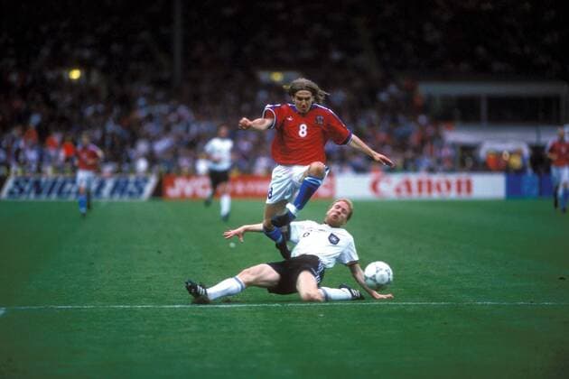 Fußball, EM Finale 1996 in London, Deutschland - Tschechien 2:1 n.V. Karel Poborsky (Tschechien, li.) wird von Matthias Sammer (Deutschland) zu Fall gebracht - Elfmeter (Serie 1 5) Fußball Länderspiel Herren EM 1996, Nationalmannschaft, Nationaltrikot, Finale, Endspiel, Deutschland - Tschechien 2:1 n.V. Gruppe London Dynamik, Kampf, Fußball Länderspiel Herren EM 1996, Nationalmannschaft, Nationaltrikot, Finale, Endspiel, Deutschland - Tschechien 2:1 n.V. Gruppe London Dynamik, Kampf,