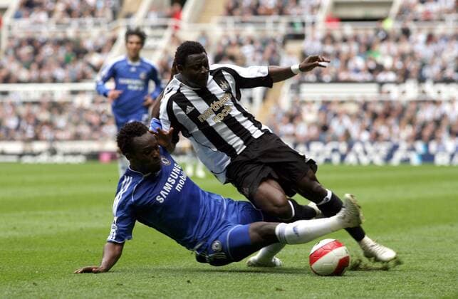 Obafemi Martins (Newcastle, re.) wird von Mickael Essien (Chelsea) umgegrätscht -  Fußball Herren English Premier League 2006 2007, 1. Englische Liga, Newcastle United - Chelsea FC London 0:0 Gruppe Newcastle Dynamik, Kampf, Fußball Herren English Premier League 2006 2007, 1. Englische Liga, Newcastle United - Chelsea FC London 0:0 Gruppe Newcastle Dynamik, Kampf,