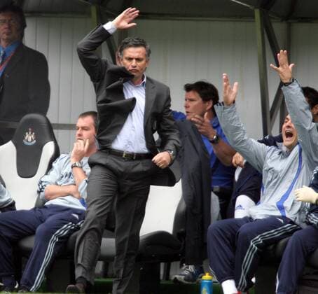 Trainer Jose Mourinho (Chelsea) reklamiert wütend -  Fußball Herren English Premier League 2006 2007, 1. Englische Liga, Chelsea FC London Gruppe Newcastle Enttäuschung, Wut, Fußball Herren English Premier League 2006 2007, 1. Englische Liga, Chelsea FC London Gruppe Newcastle Enttäuschung, Wut,