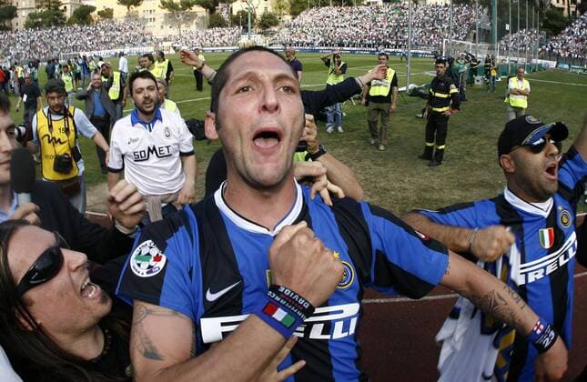 Marco Materazzi (Inter Mailand) bejubelt den Gewinn der italienischen Meisterschaft 2006 2007 -  Fußball Herren Serie A 2006 2007, 1. Italienische Liga, FC Internazionale Mailand Einzelbild Siena Freude, Begeisterung, Fußball Herren Serie A 2006 2007, 1. Italienische Liga, FC Internazionale Mailand Einzelbild Siena Freude, Begeisterung,