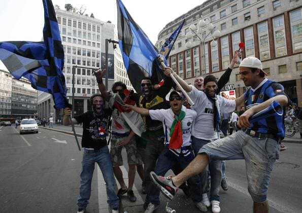 Nach dem Gewinn des 15. Scudetto ziehen die Fans von Inter Mailand durch die Straßen und bejubeln ihr Team -  Fußball Herren Serie A 2006 2007, 1. Italienische Liga, FC Internazionale Mailand Gruppe Mailand Freude, Begeisterung Fußball Herren Serie A 2006 2007, 1. Italienische Liga, FC Internazionale Mailand Gruppe Mailand Freude, Begeisterung