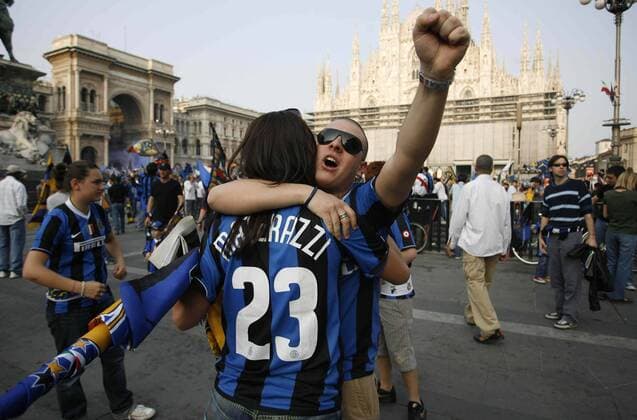 Nach dem Gewinn des 15. Scudetto sammeln sich die Fans von Inter Mailand auf dem Piazza del Duomo und bejubeln ihr Team -  Fußball Herren Serie A 2006 2007, 1. Italienische Liga, FC Internazionale Mailand Gruppe Mailand Freude, Fußball Herren Serie A 2006 2007, 1. Italienische Liga, FC Internazionale Mailand Gruppe Mailand Freude,