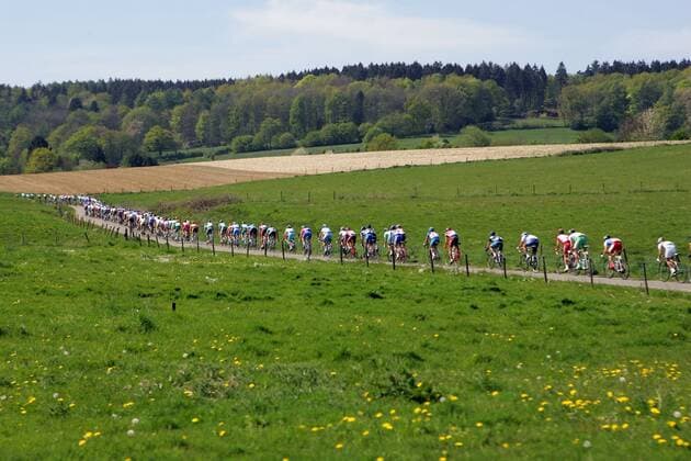 Das Peloton vom Amstel Gold Race 2007 auf einem schmalem Straßenabschnitt zwischen saftig grünen Wiesen -  Radsport Herren Amstel Gold Race 2007, ProTour, Straßenradsport, Straße, Rad Totale Valkenburg Radsport Herren Amstel Gold Race 2007, ProTour, Straßenradsport, Straße, Rad Totale Valkenburg