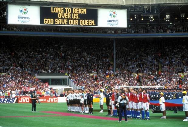 Fußball, EM Finale 1996 in London, Deutschland - Tschechien 2:1 n.V. Long to reign over us. God save the queen. - auf der Anzeigetafel des Wembleystadions wird der Text der englischen Nationalhymne angezeigt Fußball Länderspiel Herren EM 1996, Nationalmannschaft, Nationaltrikot, Finale, Endspiel, Deutschland - Tschechien 2:1 n.V. Totale Wembleystadion, Wembley London, England Fußball Länderspiel Herren EM 1996, Nationalmannschaft, Nationaltrikot, Finale, Endspiel, Deutschland - Tschechien 2:1 n.V. Totale Wembleystadion, Wembley London, England