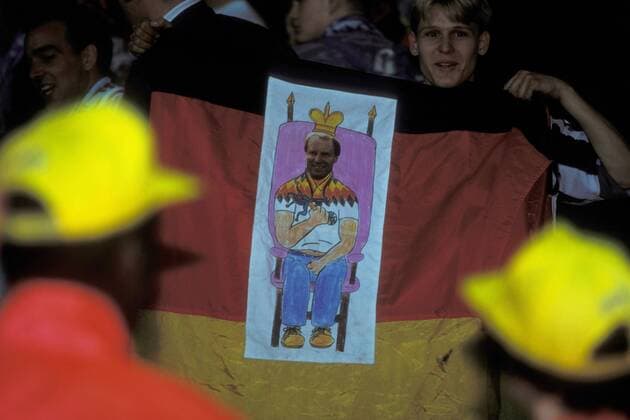 Fußball, EM Finale 1996 in London, Deutschland - Tschechien 2:1 n.V. Deutscher Fan fordert auf seiner Fahne mittels einer Karikatur, dass Bundestrainer Berti Vogts (Deutschland) zum König von England werden soll Fußball Länderspiel Herren EM 1996, Nationalmannschaft, Finale, Endspiel Einzelbild London Fußball Länderspiel Herren EM 1996, Nationalmannschaft, Finale, Endspiel Einzelbild London