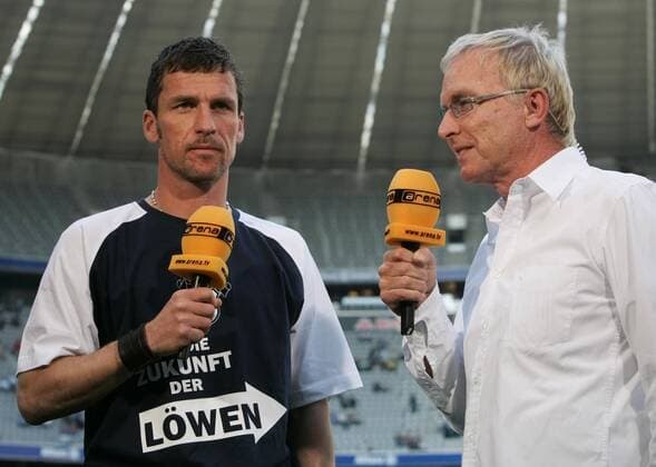 Arena Reporter Uli Köhler (re.) im Gespräch mit Trainer Marco Kurz (1860), der ein T Shirt für die Zukunft der Löwen trägt - Mit dieser Spendenaktion soll Geld gesammelt werden um neue Spielerverpflichtungen realisieren zu können Fußball 2. BL Herren Saison 2006 2007, TSV 1860 München, Sammelaktion Gruppe München Fußball 2. BL Herren Saison 2006 2007, TSV 1860 München, Sammelaktion Gruppe München