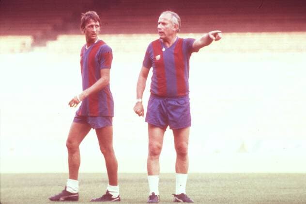 Trainer Hennes Weisweiler (re.) gibt Johan Cruyff (beide FC Barcelona) die Richtung vor Fußball Herren Primera Division 1975 1976, 1. Spanische Liga, FC Barcelona, Training Gruppe Barcelona Fußball Herren Primera Division 1975 1976, 1. Spanische Liga, FC Barcelona, Training Gruppe Barcelona