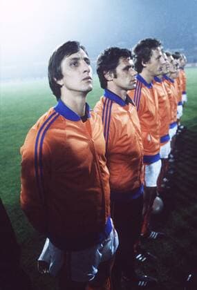 Johan Cruyff (Niederlande, li.) - Nationalhymne Fußball Länderspiel Herren WM Qualifikation 1977, Nationalmannschaft, Gruppe Amsterdam Fußball Länderspiel Herren WM Qualifikation 1977, Nationalmannschaft, Gruppe Amsterdam