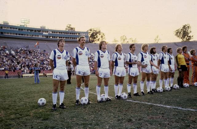 Mannschaftsvorstellung Los Angeles Aztecs, mit v.li. Johan Cruyff und Leo van Veen - Fußball Herren NASL 1979 1980, North American Soccer League, 1. US Amerikanische Liga, LA Aztecs Totale Los Angeles, L A Fußball Herren NASL 1979 1980, North American Soccer League, 1. US Amerikanische Liga, LA Aztecs Totale Los Angeles, L A