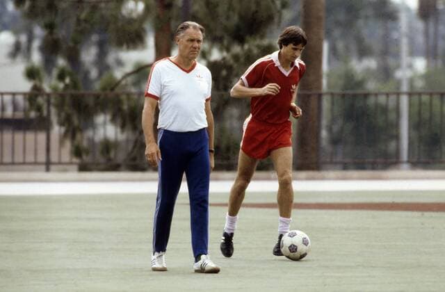 Johan Cruyff am Ball, daneben Trainer Rinus Michels (beide Los Angeles Aztecs) - Fußball Herren NASL 1979 1980, North American Soccer League, 1. US Amerikanische Liga, LA Aztecs Gruppe Aufnahmedatum geschätzt Los Angeles, L A Fußball Herren NASL 1979 1980, North American Soccer League, 1. US Amerikanische Liga, LA Aztecs Gruppe Aufnahmedatum geschätzt Los Angeles, L A