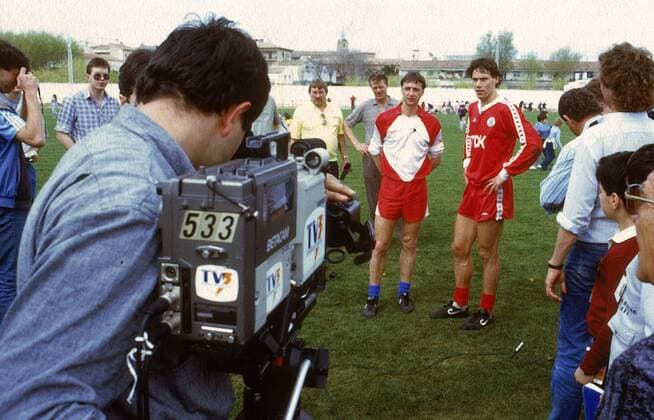 Marco van Basten (re.) und Trainer Johan Cruyff (beide Ajax Amsterdam) werden von einem Kameramann gefilmt - Fußball Herren Eredivisie 1986 1987, Ehrendivision, 1. Holländische Niederländische Liga Training Gruppe Aufnahmedatum geschätzt Amsterdam Fußball Herren Eredivisie 1986 1987, Ehrendivision, 1. Holländische Niederländische Liga Training Gruppe Aufnahmedatum geschätzt Amsterdam