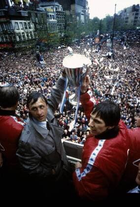 Trainer Johan Cruyff (li.) und Arnold Mühren (beide Ajax Amsterdam) präsentieren den Fans den Europapokal der Pokalsieger auf dem Rathausbalkon - Fußball EC 2 Herren Europapokal der Pokalsieger 1986 1987, Europacup, Ajax Amsterdam, Empfang Gruppe Aufnahmedatum geschätzt Amsterdam Masse, Fußball EC 2 Herren Europapokal der Pokalsieger 1986 1987, Europacup, Ajax Amsterdam, Empfang Gruppe Aufnahmedatum geschätzt Amsterdam Masse,