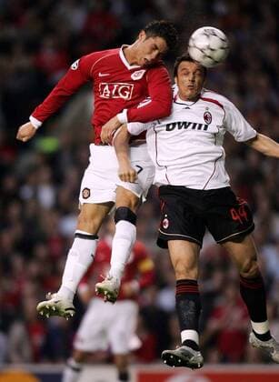 Cristiano Ronaldo (Manchester United, li.) gegen Massimo Oddo (AC Mailand) -  Fußball EC 1 Herren Champions League 2006 2007, Manchester United - AC Mailand 3:2, ManU, Milan Gruppe Manchester Dynamik, Höhe Fußball EC 1 Herren Champions League 2006 2007, Manchester United - AC Mailand 3:2, ManU, Milan Gruppe Manchester Dynamik, Höhe