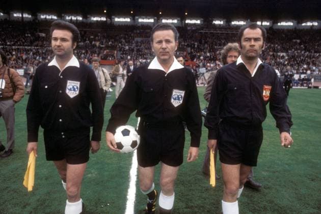 FIFA Schiedsrichtergespann mit Referee Ferdinand Marschall (Mitte) und Assistent Erich Linemayr (beide Österreich, li.) Fußball Länderspiel Herren EM 1972, Nationalmannschaft, BRD, Europameister, Siegerehrung, Podium, Podest, Vdia Gruppe Finale Endspiel Brüssel Fußball Länderspiel Herren EM 1972, Nationalmannschaft, BRD, Europameister, Siegerehrung, Podium, Podest, Vdia Gruppe Finale Endspiel Brüssel