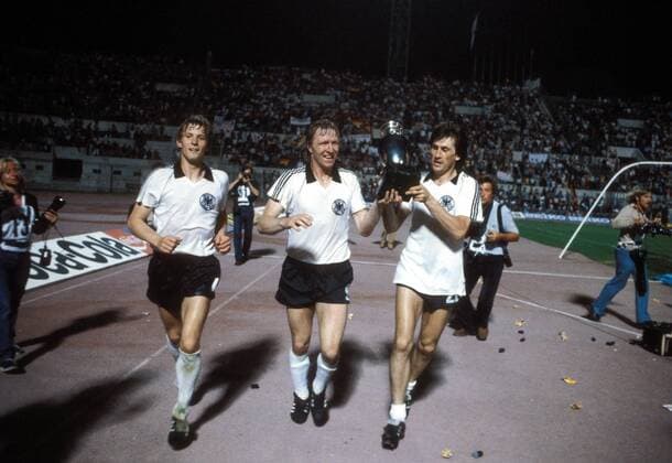 Europameister 1980 BR Deutschland v.li.: Karl Heinz Förster, Horst Hrubesch und Manfred Kaltz mit der Coupe Henri Delaunay auf der Ehrenrunde Fußball Herren EM 1980, Nationalmannschaft, Nationaltrikot, BRD, Vdia Gruppe Finale Endspiel Rom Freude, Begeisterung, Fußball Herren EM 1980, Nationalmannschaft, Nationaltrikot, BRD, Vdia Gruppe Finale Endspiel Rom Freude, Begeisterung,
