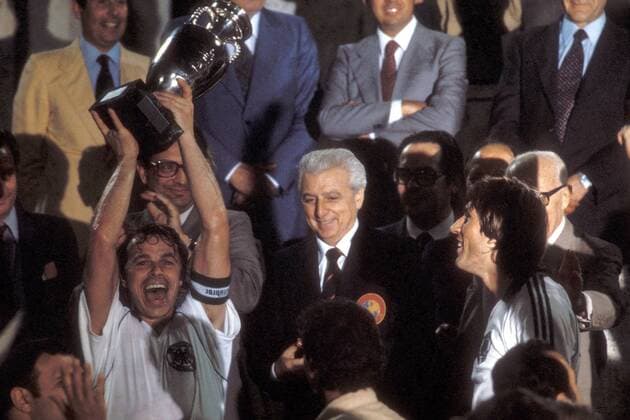 Europameister 1980 BR Deutschland: Bernard Dietz (li.) mit der Coupe Henri Delaunay und Manfred Kaltz während der Siegerehrung auf der Ehrentribüne, UEFA Präsident Artemio Franchi (Italien, Mitte) erfreut daneben Fußball Herren EM 1980, Nationalmannschaft, Nationaltrikot, BRD, Vdia Gruppe Finale Endspiel Rom Freude, Begeisterung, Fußball Herren EM 1980, Nationalmannschaft, Nationaltrikot, BRD, Vdia Gruppe Finale Endspiel Rom Freude, Begeisterung,