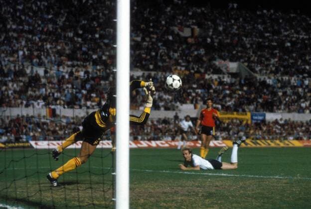Karl Heinz Rummenigge (BR Deutschland, re.) beobachtet die Parade von Torwart Jean Marie Pfaff (Belgien) Fußball Herren EM 1980, Nationalmannschaft, Nationaltrikot, BRD - Belgien 2:1, Vdia Totale Finale Endspiel Rom Dynamik, Abwehr, Spannung, Fußball Herren EM 1980, Nationalmannschaft, Nationaltrikot, BRD - Belgien 2:1, Vdia Totale Finale Endspiel Rom Dynamik, Abwehr, Spannung,