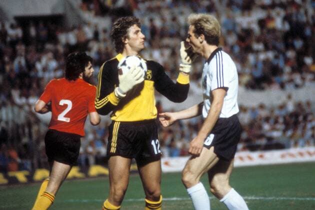 Torwart Jean Marie Pfaff (Belgien, li.) und Karl Heinz Rummenigge (BR Deutschland) geraten aneinander Fußball Herren EM 1980, Nationalmannschaft, Nationaltrikot, BRD - Belgien 2:1, Vdia Gruppe Finale Endspiel Rom Spannung, Fußball Herren EM 1980, Nationalmannschaft, Nationaltrikot, BRD - Belgien 2:1, Vdia Gruppe Finale Endspiel Rom Spannung,