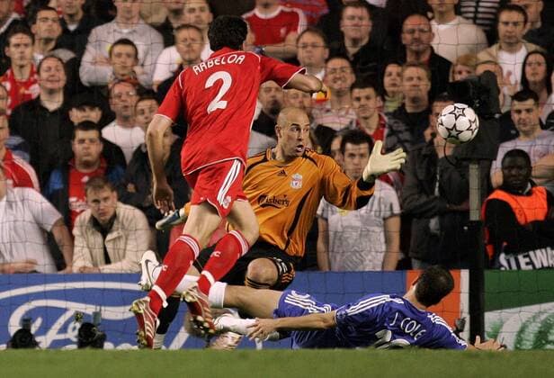 Joe Cole (Chelsea, re.) trifft gegen Torwart Jose Manuel Reina und Alvaro Arbeloa (beide Liverpool) - EDITORIAL USE ONLY. No use with unauthorised audio, video, data, fixture lists, club league logos or live services. Online in-match use limited to 120 images, no video emulation. No use in betting, games or single club league player publications. Fußball EC 1 Herren Champions League 2006 2007, Chelsea FC London - Liverpool FC Gruppe London Dynamik, Fußball EC 1 Herren Champions League 2006 2007, Chelsea FC London - Liverpool FC Gruppe London Dynamik,