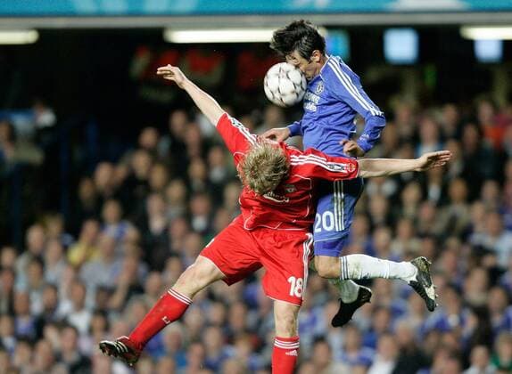 Dirk Kuyt (Liverpool, li.) gegen Paulo Ferreira (Chelsea) -  Fußball EC 1 Herren Champions League 2007, Chelsea FC London - FC Liverpool 1:0, Halbfinale Gruppe London Dynamik, Fußball EC 1 Herren Champions League 2007, Chelsea FC London - FC Liverpool 1:0, Halbfinale Gruppe London Dynamik,