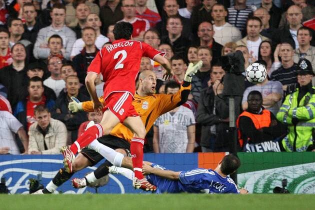 Joe Cole (Chelsea, re.) erzielt das 1:0 gegen Torwart Jose Manuel Reina und Alvaro Arbeloa (beide Liverpool) -  Fußball EC 1 Herren Champions League 2007, Chelsea FC London - FC Liverpool 1:0, Halbfinale, Gruppe London Dynamik, Spannung Fußball EC 1 Herren Champions League 2007, Chelsea FC London - FC Liverpool 1:0, Halbfinale, Gruppe London Dynamik, Spannung