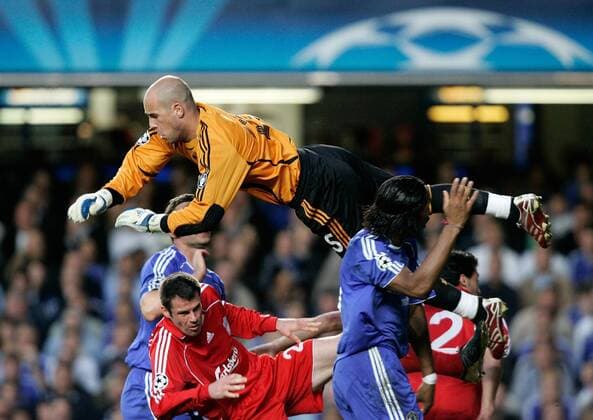 Torwart Jose Manuel Reina segelt über Jamie Carragher (beide Liverpool, li.) und Didier Drogba (Chelsea, re.) hinweg -  Fußball EC 1 Herren Champions League 2007, Chelsea FC London - FC Liverpool 1:0, Halbfinale, Gruppe London Dynamik, Höhe Fußball EC 1 Herren Champions League 2007, Chelsea FC London - FC Liverpool 1:0, Halbfinale, Gruppe London Dynamik, Höhe