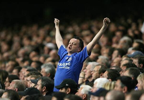 Chelsea Fan ragt aus der stillen Menge heraus -  Fußball EC 1 Herren Champions League 2007, Chelsea FC London, Halbfinale, Einzelbild London Fußball EC 1 Herren Champions League 2007, Chelsea FC London, Halbfinale, Einzelbild London