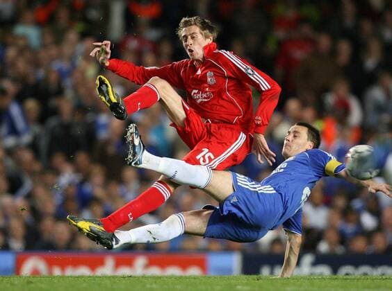 Peter Crouch (Liverpool, li.) gegen John Terry (Chelsea) -  Fußball EC 1 Herren Champions League 2007, Chelsea FC London - FC Liverpool 1:0, Halbfinale, Gruppe London Dynamik, Kampf Fußball EC 1 Herren Champions League 2007, Chelsea FC London - FC Liverpool 1:0, Halbfinale, Gruppe London Dynamik, Kampf