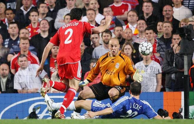 Joe Cole (Chelsea, re.) erzielt gegen Torwart Jose Manuel Reina und Alvaro Arbeloa (beide Liverpool) das 1:0 -  Fußball EC 1 Herren Champions League 2007, Chelsea FC London - FC Liverpool 1:0, Halbfinale, Gruppe London Dynamik, Fußball EC 1 Herren Champions League 2007, Chelsea FC London - FC Liverpool 1:0, Halbfinale, Gruppe London Dynamik,