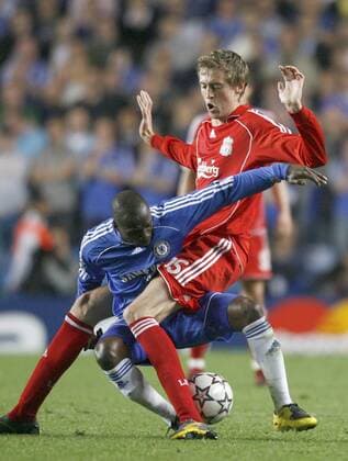 Claude Makelele (Chelsea, li.) rutscht durch die Beine von Peter Crouch (Liverpool) - EDITORIAL USE ONLY. No use with unauthorised audio, video, data, fixture lists, club league logos or live services. Online in-match use limited to 120 images, no video emulation. No use in betting, games or single club league player publications. Fußball EC 1 Herren Champions League 2006 2007, Chelsea FC London - FC Liverpool 1:0 Gruppe London Dynamik, Kampf, Fußball EC 1 Herren Champions League 2006 2007, Chelsea FC London - FC Liverpool 1:0 Gruppe London Dynamik, Kampf,