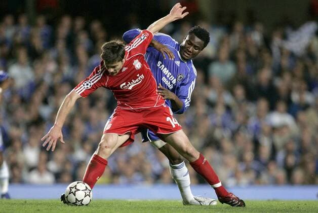 Xabi Alonso (Liverpool, li.) gegen John Obi Mikel (Chelsea) - EDITORIAL USE ONLY. No use with unauthorised audio, video, data, fixture lists, club league logos or live services. Online in-match use limited to 120 images, no video emulation. No use in betting, games or single club league player publications. Fußball EC 1 Herren Champions League 2006 2007, Chelsea FC London - FC Liverpool 1:0 Gruppe London Dynamik, Kampf, Fußball EC 1 Herren Champions League 2006 2007, Chelsea FC London - FC Liverpool 1:0 Gruppe London Dynamik, Kampf,