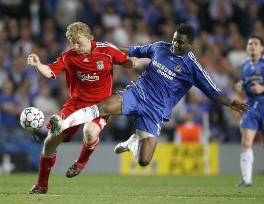 John Obi Mikel (Chelsea, re.) gegen Dirk Kuyt (Liverpool) - EDITORIAL USE ONLY. No use with unauthorised audio, video, data, fixture lists, club league logos or live services. Online in-match use limited to 120 images, no video emulation. No use in betting, games or single club league player publications. Fußball EC 1 Herren Champions League 2006 2007, Chelsea FC London - FC Liverpool 1:0 Gruppe London Dynamik, Kampf, Fußball EC 1 Herren Champions League 2006 2007, Chelsea FC London - FC Liverpool 1:0 Gruppe London Dynamik, Kampf,