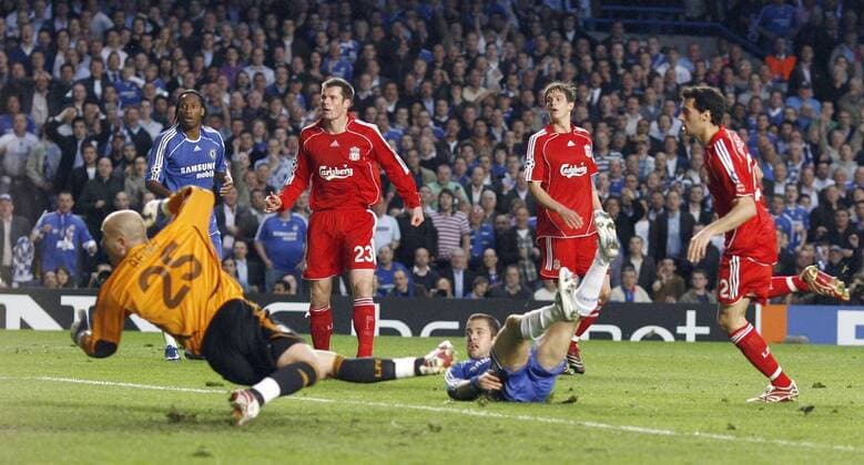 Joe Cole (Chelsea, 3.v.re.) erzielt das 1:0 gegen Torwart Reina (Liverpool) - EDITORIAL USE ONLY. No use with unauthorised audio, video, data, fixture lists, club league logos or live services. Online in-match use limited to 120 images, no video emulation. No use in betting, games or single club league player publications. Fußball EC 1 Herren Champions League 2006 2007, Chelsea FC London - FC Liverpool 1:0 Gruppe London Dynamik, Spannung, Fußball EC 1 Herren Champions League 2006 2007, Chelsea FC London - FC Liverpool 1:0 Gruppe London Dynamik, Spannung,