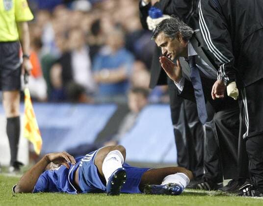 Trainer Jose Mourinho muntert Didier Drogba (beide Chelsea) auf wieder aufzustehen - EDITORIAL USE ONLY. No use with unauthorised audio, video, data, fixture lists, club league logos or live services. Online in-match use limited to 120 images, no video emulation. No use in betting, games or single club league player publications. Fußball EC 1 Herren Champions League 2006 2007, Chelsea FC London Gruppe London Harmonie, Fußball EC 1 Herren Champions League 2006 2007, Chelsea FC London Gruppe London Harmonie,