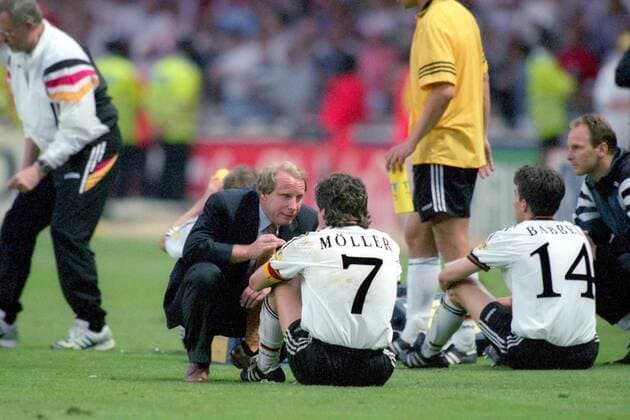 Bundestrainer Berti Vogts (li.) gibt Andreas Möller (beide Deutschland) während der Pause zur Verlängerung Anweisungen Fußball Länderspiel Herren EM 1996, Nationalmannschaft, Nationaltrikot, Halbfinale, Vneg Gruppe London Wembley Fußball Länderspiel Herren EM 1996, Nationalmannschaft, Nationaltrikot, Halbfinale, Vneg Gruppe London Wembley