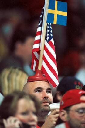 Den Fantasien sind keine Grenzen gesetzt - Eishockeyfan mit einer Saugglocke auf dem Kopf hat Sympathien für zwei Teams: USA und Schweden -  Eishockey OS Winter Herren Olympische Spiele Salt Lake City 2002, Winterspiele, Länderspiel, Nationalmannschaft Einzelbild Aufnahmedatum geschätzt Salt Lake City Eishockey OS Winter Herren Olympische Spiele Salt Lake City 2002, Winterspiele, Länderspiel, Nationalmannschaft Einzelbild Aufnahmedatum geschätzt Salt Lake City
