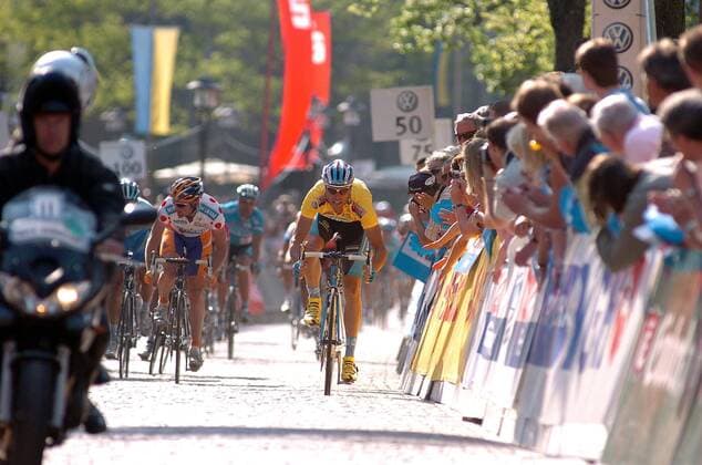 Alessandro Petacchi (Italien Milram) setzt sich im Zielsprint von seinen Gegnern ab Radsport Herren Lotto Rundfahrt 2007, Niedersachsenrundfahrt, Niedersachsen, Straßenradsport, Straße, Rad, Totale 4. Etappe: Rheda Wiedenbrück - Duderstadt Dynamik, Radsport Herren Lotto Rundfahrt 2007, Niedersachsenrundfahrt, Niedersachsen, Straßenradsport, Straße, Rad, Totale 4. Etappe: Rheda Wiedenbrück - Duderstadt Dynamik,