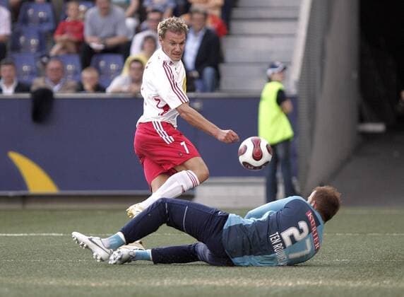 Alexander Zickler (Salzburg) gegen Torwart Jelle ten Rouwelaar (Austria Wien) -  Fußball Herren tmobilebundesliga 2006 2007 1. Österreichische Liga SV Red Bull Salzburg - FK Austria Magna Wien 2:2 Gruppe Salzburg Dynamik, Fußball Herren tmobilebundesliga 2006 2007 1. Österreichische Liga SV Red Bull Salzburg - FK Austria Magna Wien 2:2 Gruppe Salzburg Dynamik,