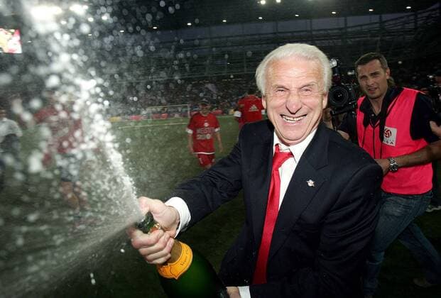 Teamchef Giovanni Trapattoni (Salzburg) feiert den vorzeitigen Gewinn der österreichischen Meisterschaft mit einer ordentlichen Champagnerdusche -  Fußball Herren tmobilebundesliga 2006 2007, 1. Österreichische Liga, SV Red Bull Salzburg Einzelbild Salzburg Freude, Begeisterung, Fußball Herren tmobilebundesliga 2006 2007, 1. Österreichische Liga, SV Red Bull Salzburg Einzelbild Salzburg Freude, Begeisterung,