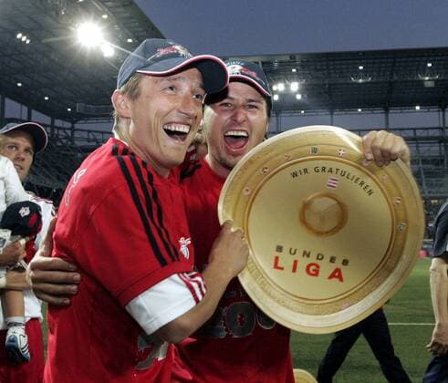 Patrik Jezek (li) und Markus Steinhöfer (beide Salzburg) feiern den vorzeitigen Gewinn der österreichischen Meisterschaft mit einer Nachbildung der Meisterschale aus Pappe -  Fußball Herren tmobilebundesliga 2006 2007, 1. Österreichische Liga, SV Red Bull Salzburg Gruppe Salzburg Freude, Begeisterung, Fußball Herren tmobilebundesliga 2006 2007, 1. Österreichische Liga, SV Red Bull Salzburg Gruppe Salzburg Freude, Begeisterung,